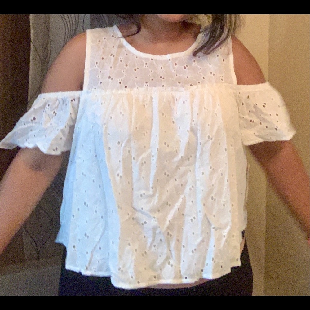 White lace crotchet shoulder cut short top